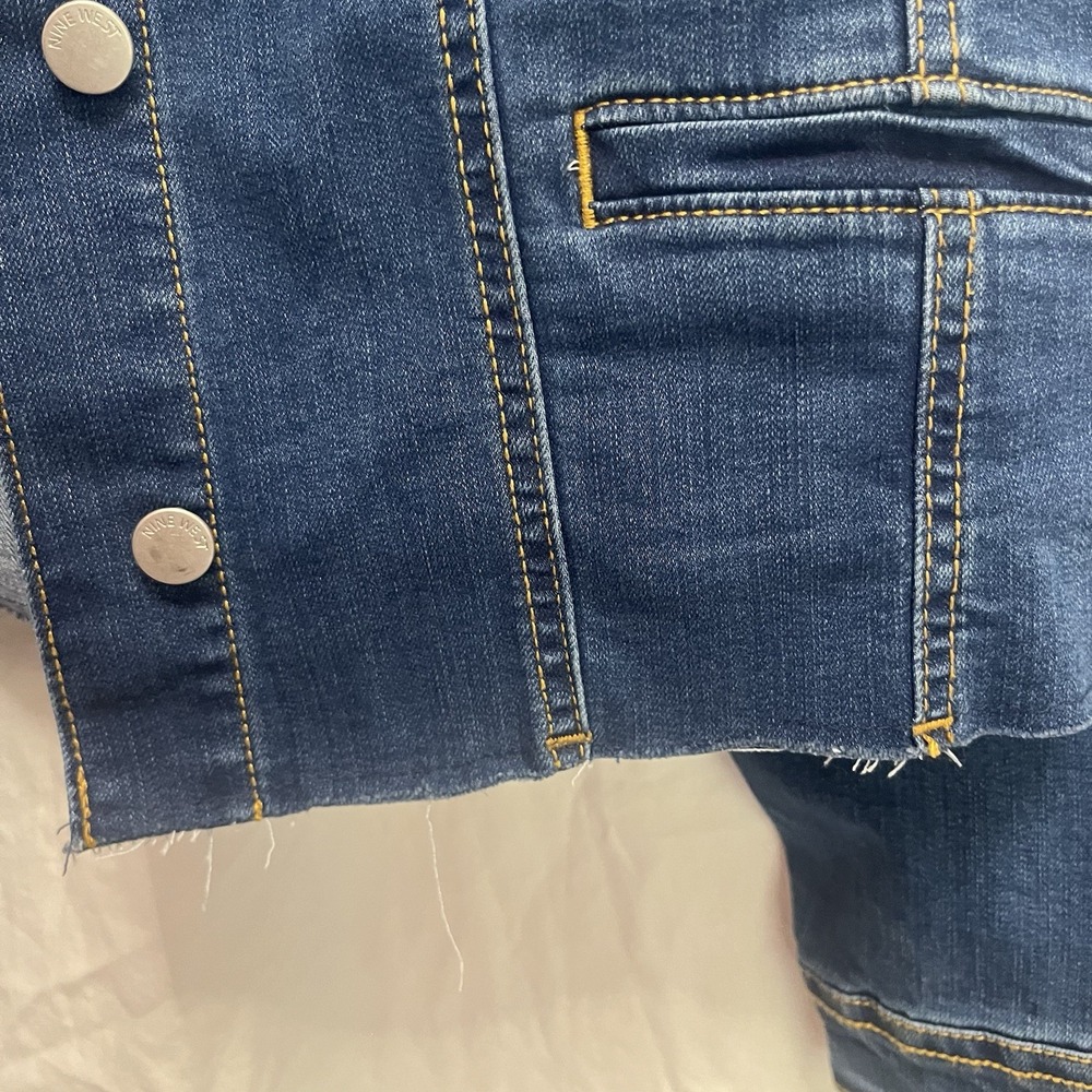 Nine‎ West Women's Jean Jacket Blue Denim Button Front Cropped Size 2XL Raw Edge - Picture 4 of 7